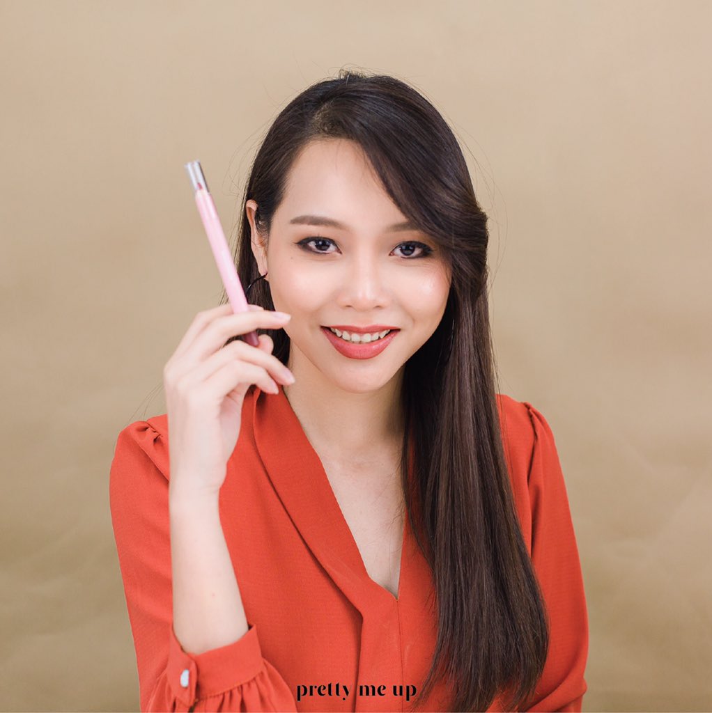 pretty_me_up_'s tweet photo. วร้ายวร้ายเบาๆ Gentle(mean)lady look for today.
Lip : @XOXO_Makeup_TH lip pencil #08 brownie kiss (119 baht)
Eye : @WetnWildTH color icon #758 rose in the air (349 baht)
#prettymeup #mymakeup #makeup #beautyblog #lipstick #howtoperfect #review #lipstick #wetnwild #eyeshadow https://t.co/bcRivXbDeT
