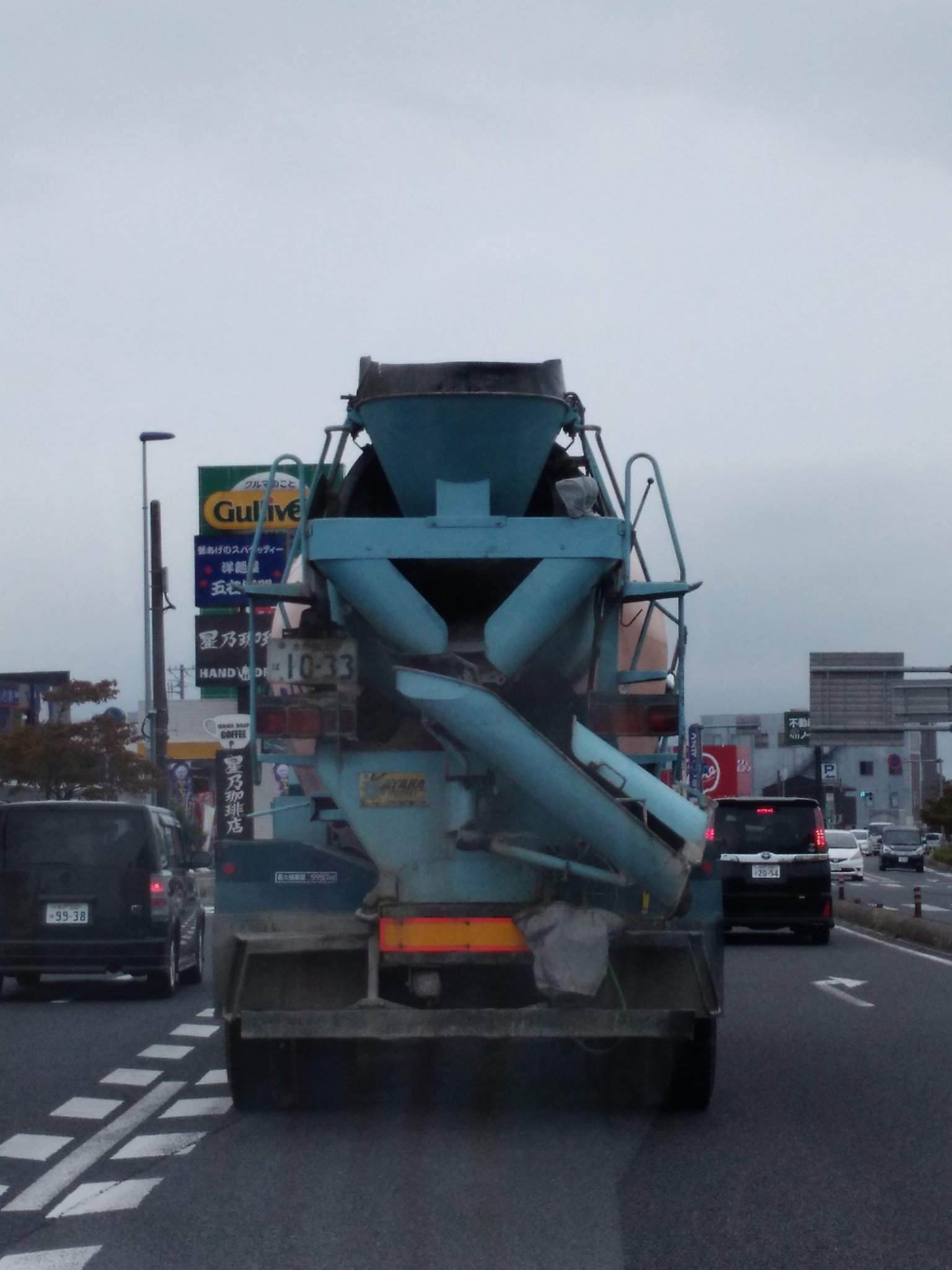 ラッキョ ミキサー車が急な割り込みされて事故りそうになった 運転手のお詫びハザードも無く不愉快 社員の安全運転教育どうなってるの 日立セメント 日立生コン ミキサー車 割り込み 安全運転 T Co Cmolug9uqj Twitter
