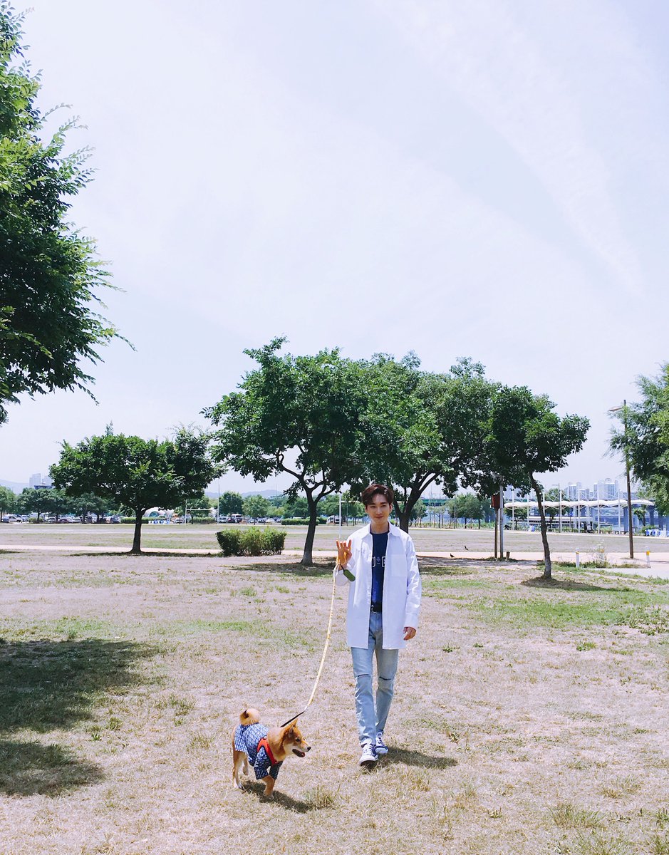 NUESTNEWS's tweet photo. [NU'PAPA] 아침부터 심쿵하게 만든 아롱이와 노아의 한강 나들이 현장🐶🐕 뽀짝둥이들의 넘치는 귀여움에 올라간 광대는 내려올 생각을 안 하고 있다는 (🌼❛ ֊ ❛„)
#포에버_곽아론_곽노아
#잘생김_마저_똑_닮음💕 https://t.co/Oa7ZxQPH0h