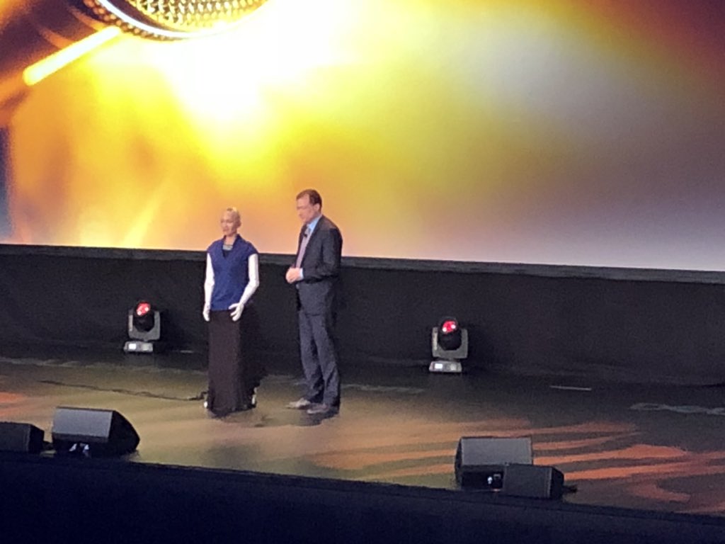 VMBrandon's tweet photo. The future is now. Amazing technology. The world is changing and DellTech is leading the charge. @RealSophiaRobot #DellTechForum #pimpmytech https://t.co/rSlxaZJp2f