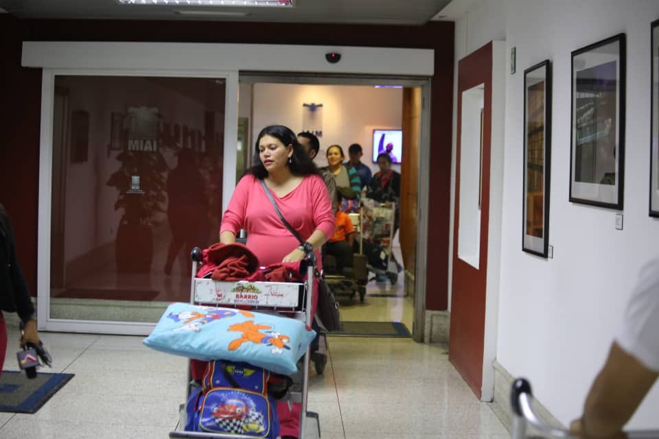 madeleintlSUR's tweet photo. “Le decimos a los #venezolan@s no se dejen engañar, hay dificultades en #Venezuela pero peor la pasamos en otro país” algunos testimonios que luego compartiré #VuelveALaPatria https://t.co/Q4BSERCHNC