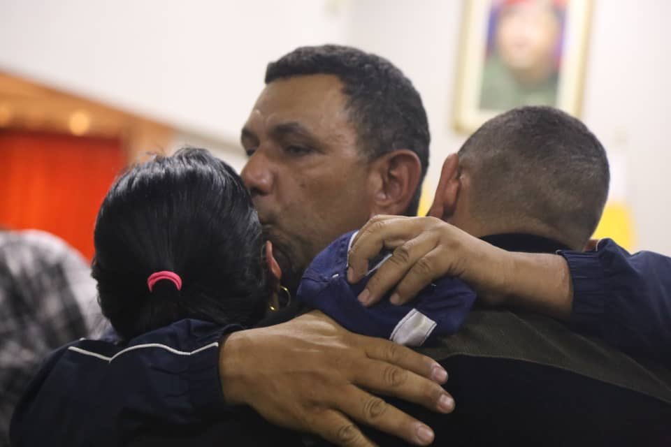 madeleintlSUR's tweet photo. “Le decimos a los #venezolan@s no se dejen engañar, hay dificultades en #Venezuela pero peor la pasamos en otro país” algunos testimonios que luego compartiré #VuelveALaPatria https://t.co/Q4BSERCHNC