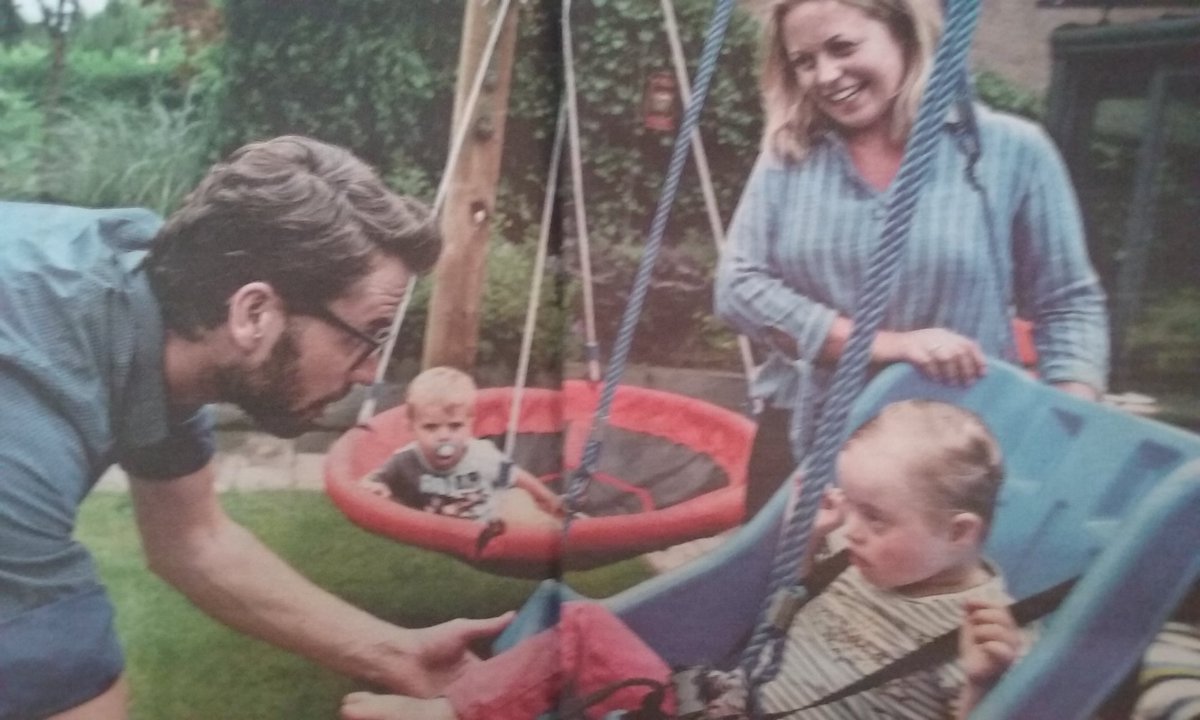 ElsvanderVlist's tweet photo. Heb minutenlang zitten staren naar het kindje op de achtergrond. Die blik. Dat gevoel. #brusje @volkskrant https://t.co/gjG0Qc13U6