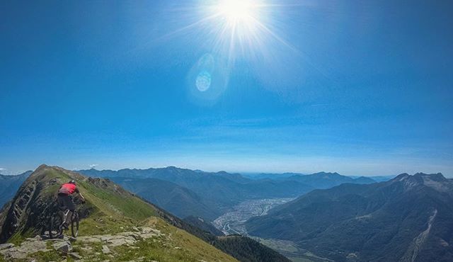 2radwanderer's tweet photo. On the border ridge between #graubünden and #ticino. 🙌
...
#mountainbike #freeride #mtb #singletrail #outdoor #goprohero6 #mtbnation #mtblife #enduromtb #plantbasedathlete #MountainBiking #mtblove #instamtb #lifebehindbars #mtbswitzerland #enduro #mountainbikinglife #flowtra… https://t.co/nXFKKfOikw