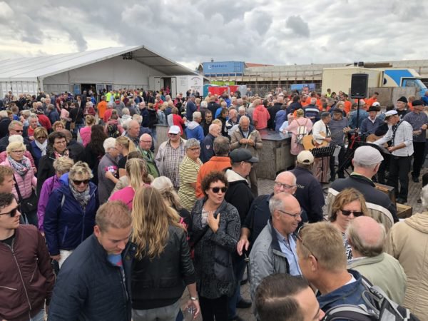 Drukte van jewelste op Flora-en Visserijdagen (VIDEO): DEN OEVER – Het was maandag behoorlijk druk op de haven van Den Oever. De organisatie had het weer prima dlvr.it/QhJ24s