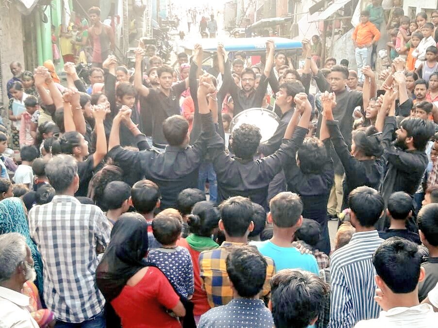 ArvindGaurTeam's tweet photo. Performance of #Mard street play directed by @ArvindGaur at Bhalaswa dairy (Jahagirpuri).
#AsmitaTheatre https://t.co/13e4R6tNDa