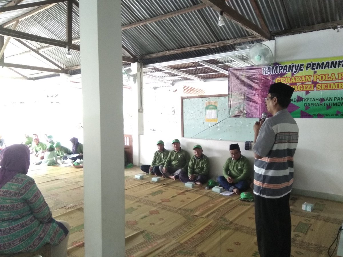 JogjaPkb's tweet photo. Drs. H. Aslam Ridlo, M. AP DPRD DIY | kampanye pemanfaatan pekarangan, Membaur bersama Masyarakat Desa Patalan jetis Bantul  | Badan Ketahanan Pangan dan Penyuluhan Daerah Istimewa Yogyakarta
@AslamRidlo 
@DPWPKB_jogja 
@PKB1BANTUL 
@bantul
@Official_Ansor 
@infopcnubantul https://t.co/Ey5wKKZTsc