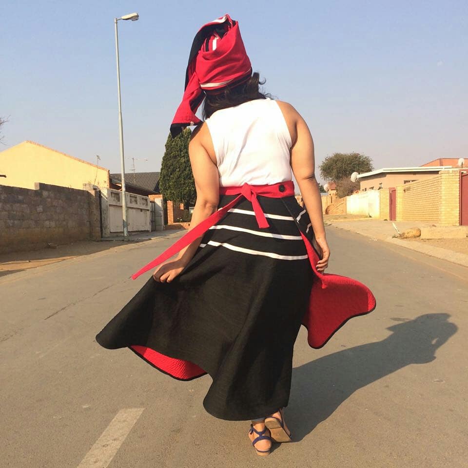 Sazi_iAfrika's tweet photo. Umbhaco Wrap Skirt + Doek R1200.
078 171 2722
#SaziiAfrika #SiA #Xhosa #Umbhaco #mbhaco #isixhosa #redbottoms #wrapskirt #skirt #Africa #Heritageday #Heritage #Safashion #style #fashion #patterns #blackandred https://t.co/B82aCL8tU4