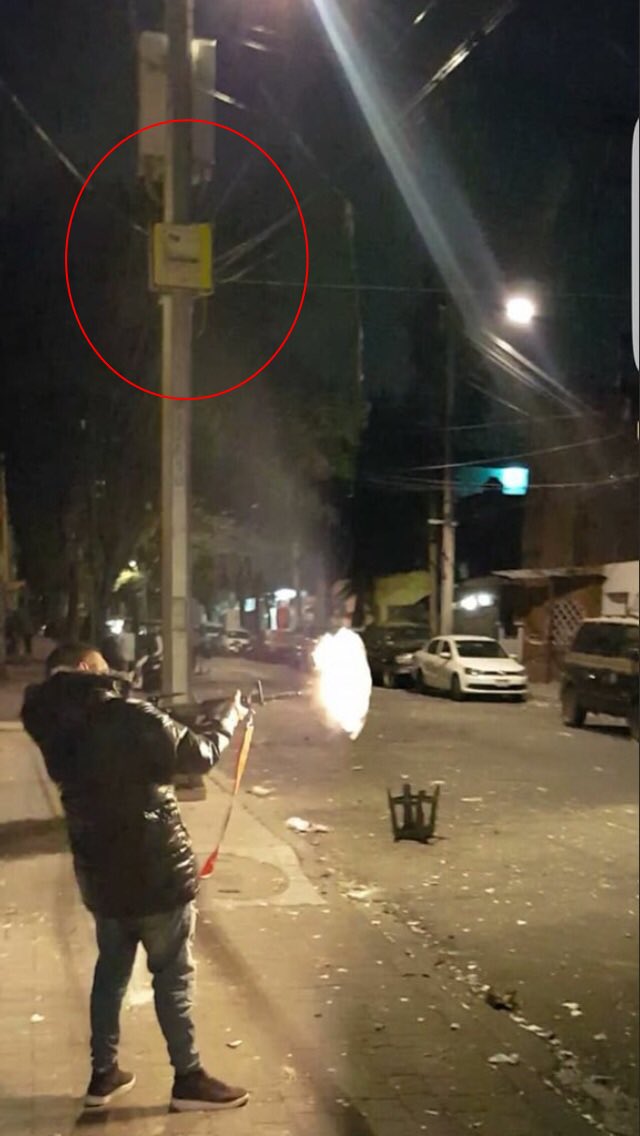 JerrxG13's tweet photo. Por qué algunos policías prefieren “capturar” CHURREROS, vende Bon-Ice ó ALBAÑILES de la 3ra edad???

*R= Porque la RATA está muy pero muuuuuuuy CABRONA en la Ciudad de México! (DISPARA AMETRALLADORA frente a CÁMARA de la policía @SSP_CDMX INCREIBLE!!! https://t.co/CfQ0XCoMio