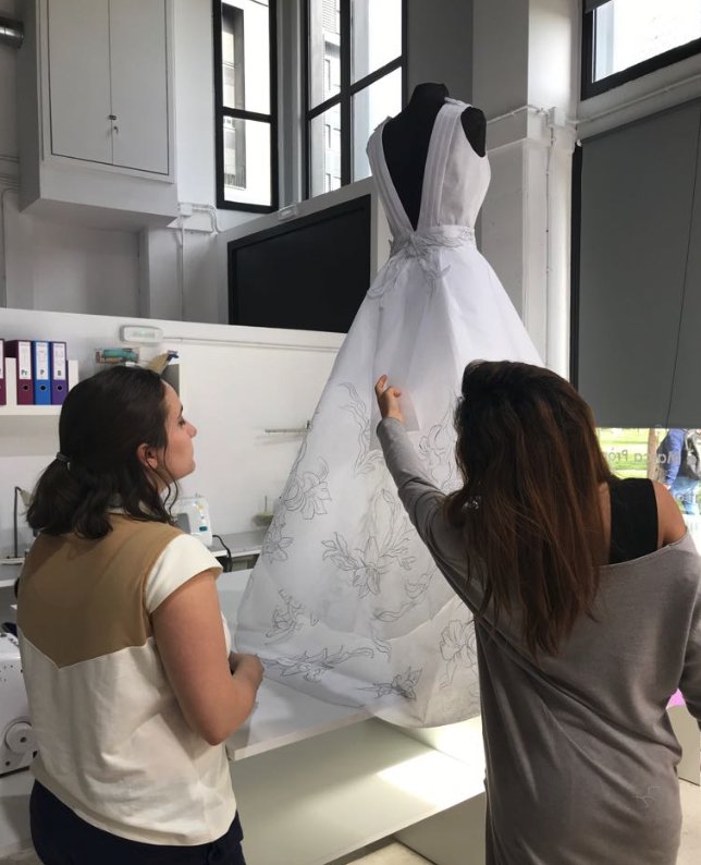 MATRÍCULA OBERTA, després de les vacances organitza el teu temps, tens la possibilitat de formar-te i especialitzar-te en Disseny i Moda. Horaris flexibles i formació personalitzada edimoda.es