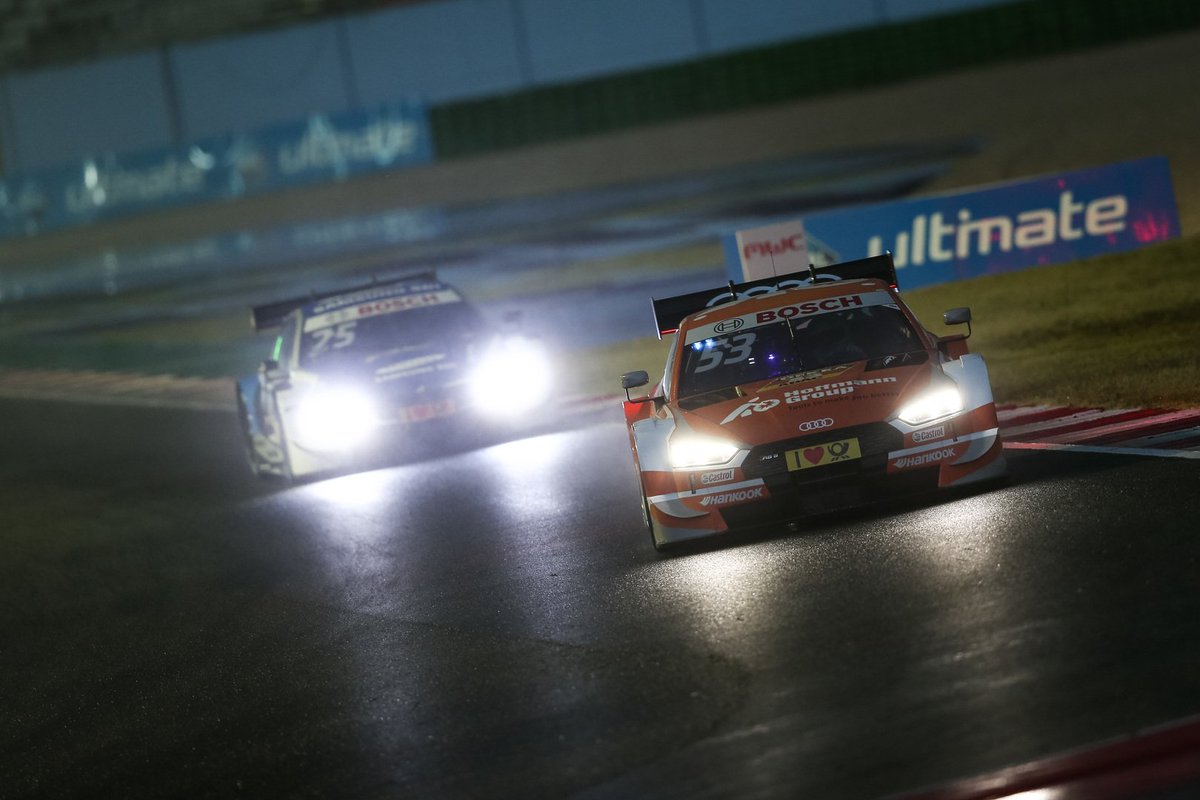 BoschGlobal's tweet photo. Spotlights chasing through the night: 🌙🏎️ A debut was celebrated last weekend! The first night race in @DTM history at @circuitomisano in Italy. 🇮🇹 Experience Bosch Motorsport up close: https://t.co/BvlWaSYyne https://t.co/IBZUzuR1zG