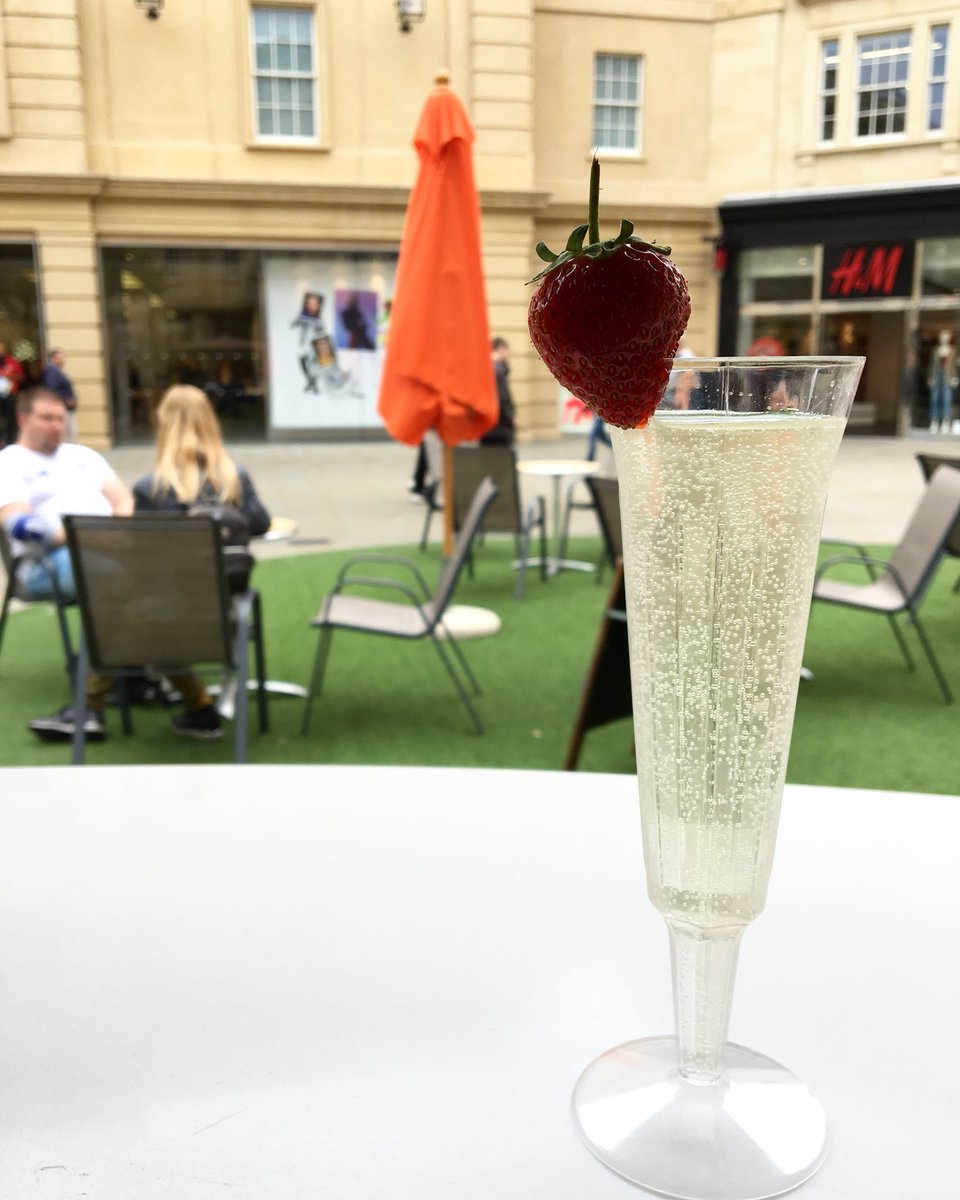 Is it warm/ sunny enough for prosecco? Ah who cares?! Come get 2-4-£10 5pm-6pm 😋 yum 
#prosecco #wine #southgatebath #ultravioletbar #ultravioletbarbath #thesouthgatebar #thesouthgatebarbath #strawberry #strawbs #coffeebar