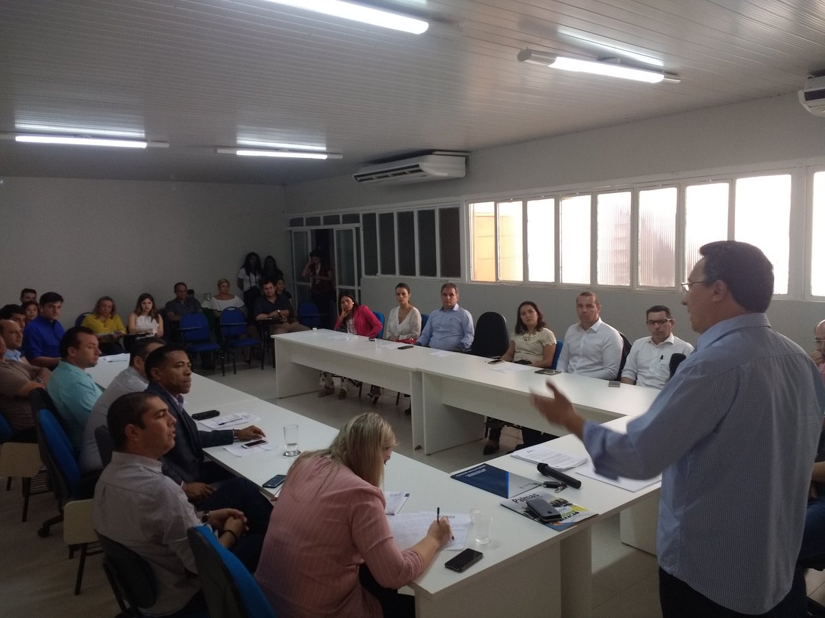 EducacaoPalmas's tweet photo. #Fecit2018 - Apresentação da Feira de Empreendedorismo, Ciências,  Inovação e Tecnologia na sede da Associação Comercial e Industrial de Palmas (Acipa). O Secretário Municipal da Educação, Danilo Melo, fala com os empresários sobre os resultados positivos da Fecit. https://t.co/dDHG4YILbp