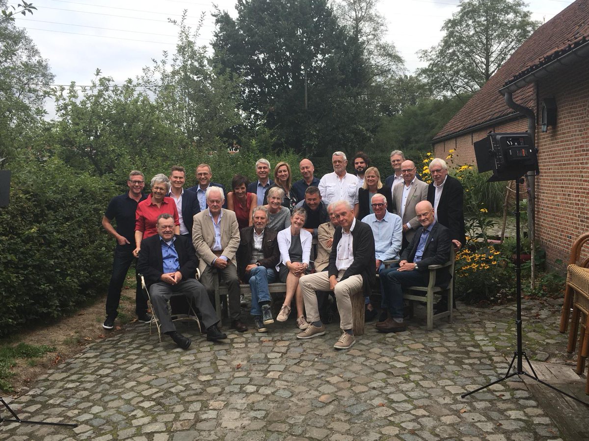 Bijzonder moment: 40 jaar tv-journalistiek verzameld op één foto. Ontdek "dank dat u bij ons was" vanaf 3 september op @canvastv. canvas.be/dank-dat-u-bij…