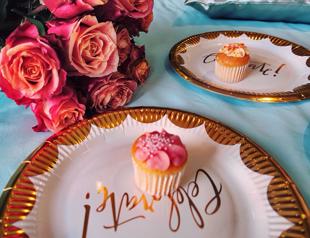 ilawise26's tweet photo. Ever so grateful for each one of you as we officially mark 7 Years of #TFMQ ππΌππΌππΌ :
:
:
P.S Also relieved because I bought those roses on 70% clearance discount π - am I good or what πππ» Well, thatβs what The Fleamarket queen is all about π€.
:
:
:
:
:
:
:
#tfmqturns7 https://t.co/mUazpGQ6qe