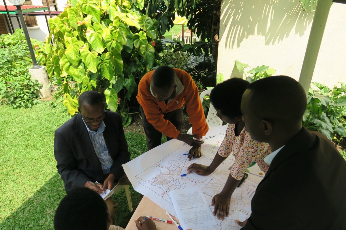 GGGI_Rwanda's tweet image. Ongoing #participatorymapping exercise at the #publicbikeshare #stakeholderconsultation workshop in @MusanzeDistrict . Participants are identifying potential pilot #bikeshare area, #bikedockingstations , no. of bikes, pricing model etc. fr #musanze city @arccRwanda @RwandaInfra