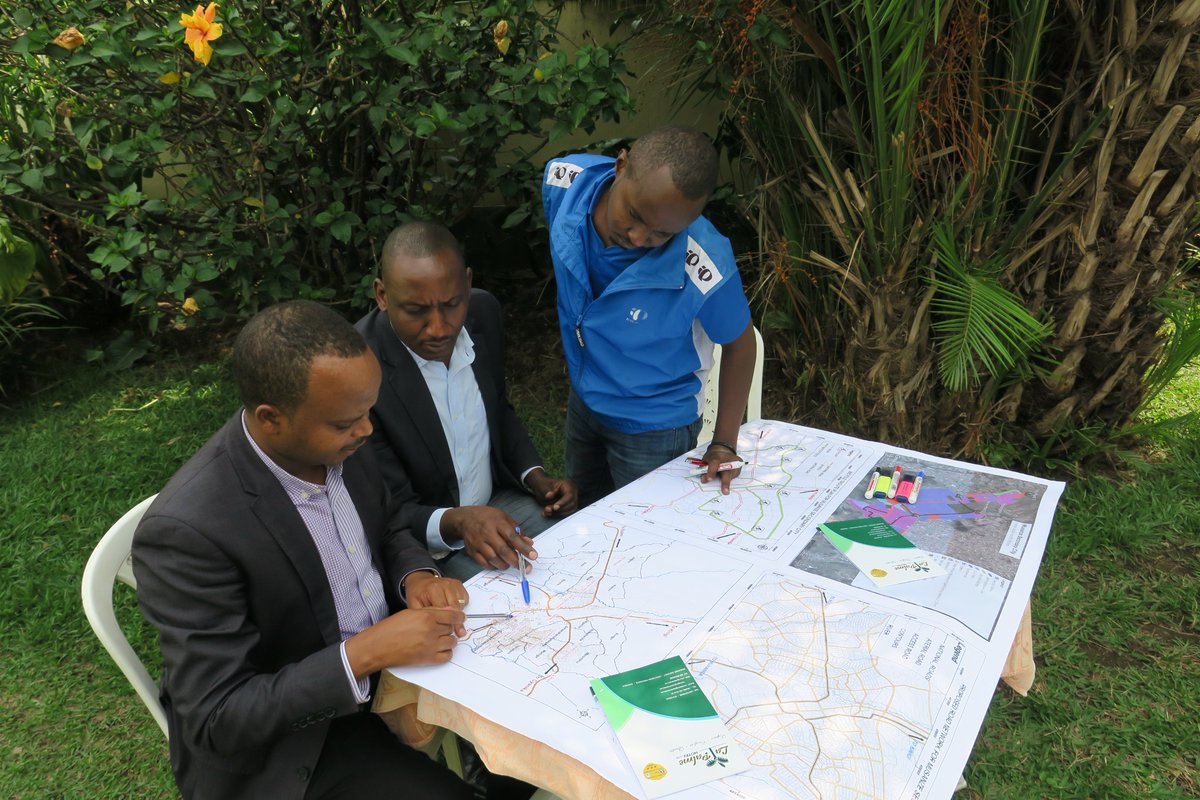 GGGI_Rwanda's tweet image. Ongoing #participatorymapping exercise at the #publicbikeshare #stakeholderconsultation workshop in @MusanzeDistrict . Participants are identifying potential pilot #bikeshare area, #bikedockingstations , no. of bikes, pricing model etc. fr #musanze city @arccRwanda @RwandaInfra