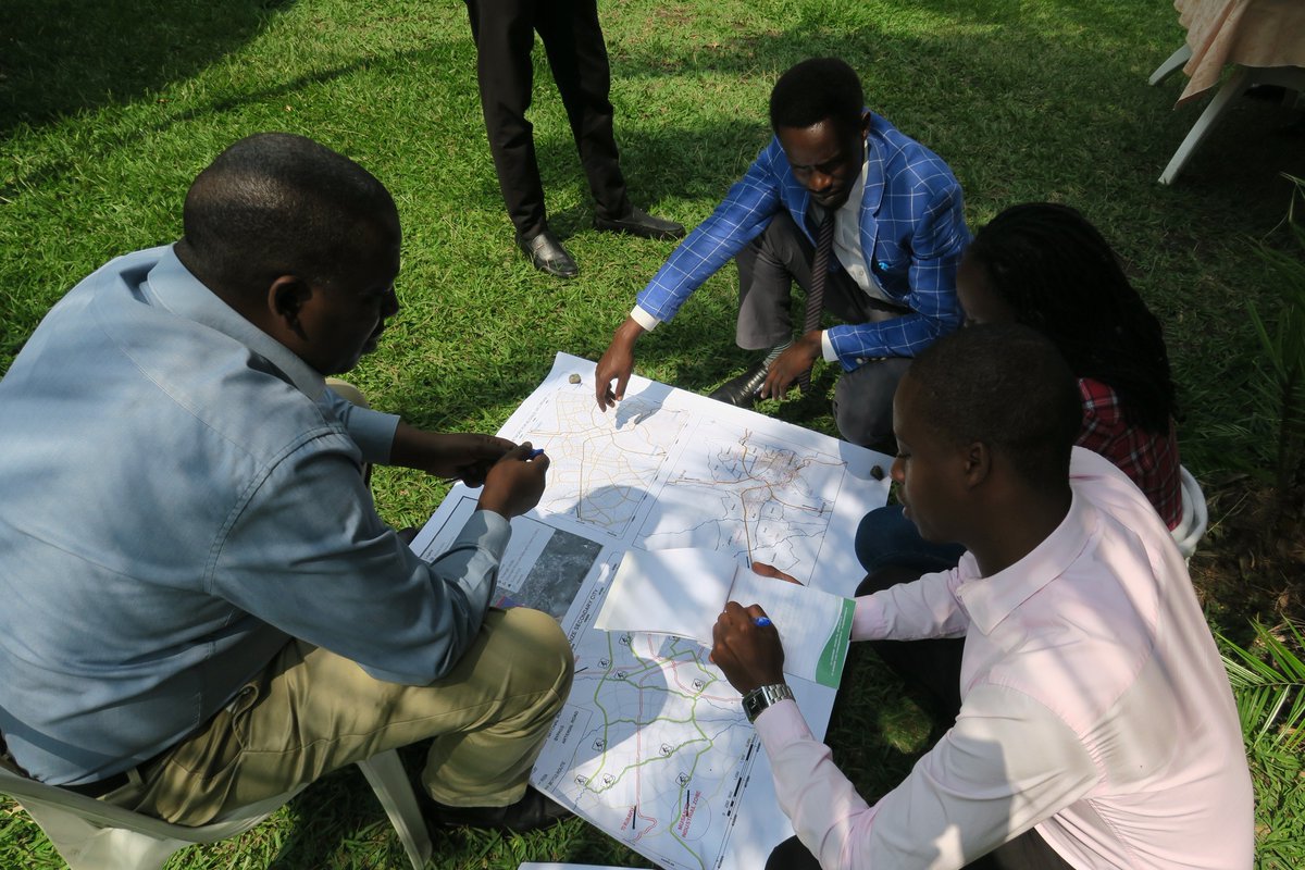 GGGI_Rwanda's tweet image. Ongoing #participatorymapping exercise at the #publicbikeshare #stakeholderconsultation workshop in @MusanzeDistrict . Participants are identifying potential pilot #bikeshare area, #bikedockingstations , no. of bikes, pricing model etc. fr #musanze city @arccRwanda @RwandaInfra