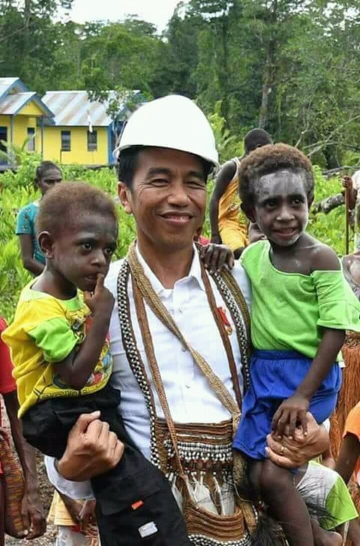 Aku Papua... walaupun kami nakal Bapak masi bangga menggendong kami. Kami akan selalu siap untukmu... NKRI harga Mati.. JOIN kami menunggu kertasMu utk kmi bisa berbuat utk Kmu karna kamu telah membuktikannya utk kami.
Dulu Gusdur... Kini JOKOWI...