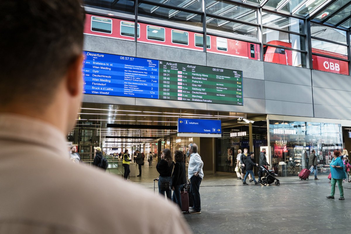 unsereOEBB's tweet photo. Unsere Ankunftsmonitore leuchten seit neuestem grün, die Abfahrtsmonitore werden weiterhin in blau angezeigt. Warum? Damit ihr schneller zu eurem Zug findet! Und: Zusätzlich werden euch die Logos der jeweiligen Bahnverkehrsunternehmen angezeigt! #servicebahn https://t.co/w5JWyat9XU