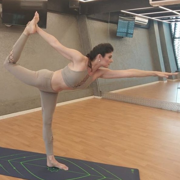 FitnessIndia1's tweet photo. The Mind forgets but the Body Remembers🧘♀️
Get to learn Yoga from our host @iampoojabatra on her show #yogawithpoojabatra on @SonyLIV app, NewsPoint app& https://t.co/o9MNsqZOBp
#standingbow #dandayamanadhanurasana #yogawithpoojabatra #yoga #yogalife #yogadaily #yogagirl https://t.co/t4yIgpwI9I