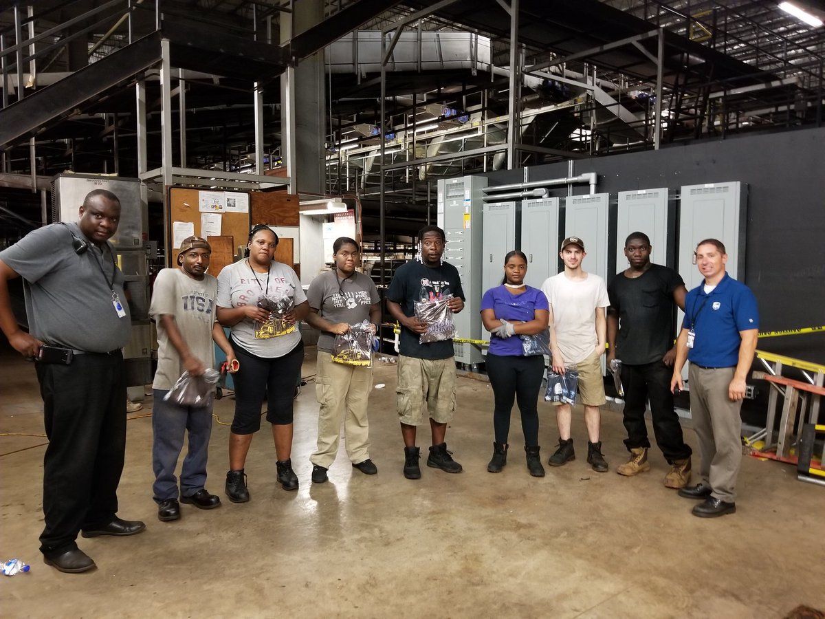 KenP_UPS's tweet photo. PHL Night Input Manager @JCash202, and FT Sup Mariba recognizing Primary Sort South Side employees who got 100% on our DOK safety blitz last week. Keep up the great work knowing your questions !!! https://t.co/7dBJVnPDvg