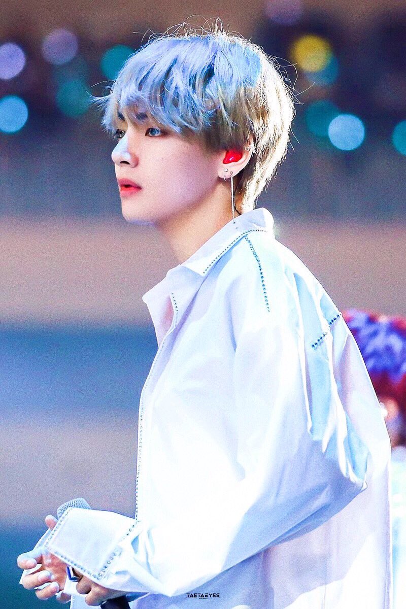 sceneryfortae's tweet photo. do you ever look at a picture of Taehyung and think ‘is this a paint?’ because he looks so unreal and ethereal but then realize this man is actually real and he’s a walking living art https://t.co/BtyBBpR30d