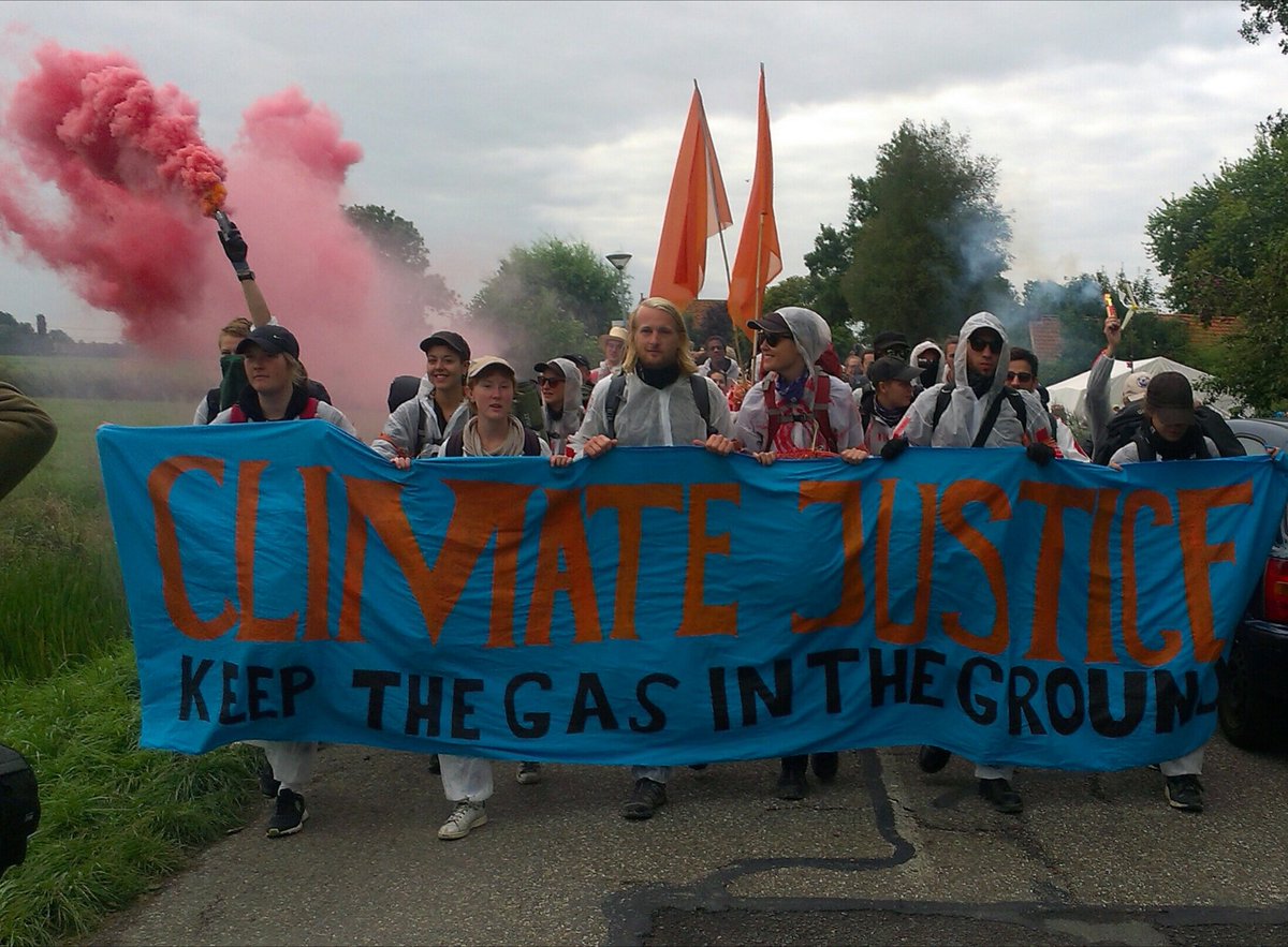 KlimaKolle's tweet photo. Orange finger leaving camp during #CodeRood. Gas is also a dirty fossile fuel - causing ethquakes here in the #Gronningen https://t.co/BYzS5toIpA
