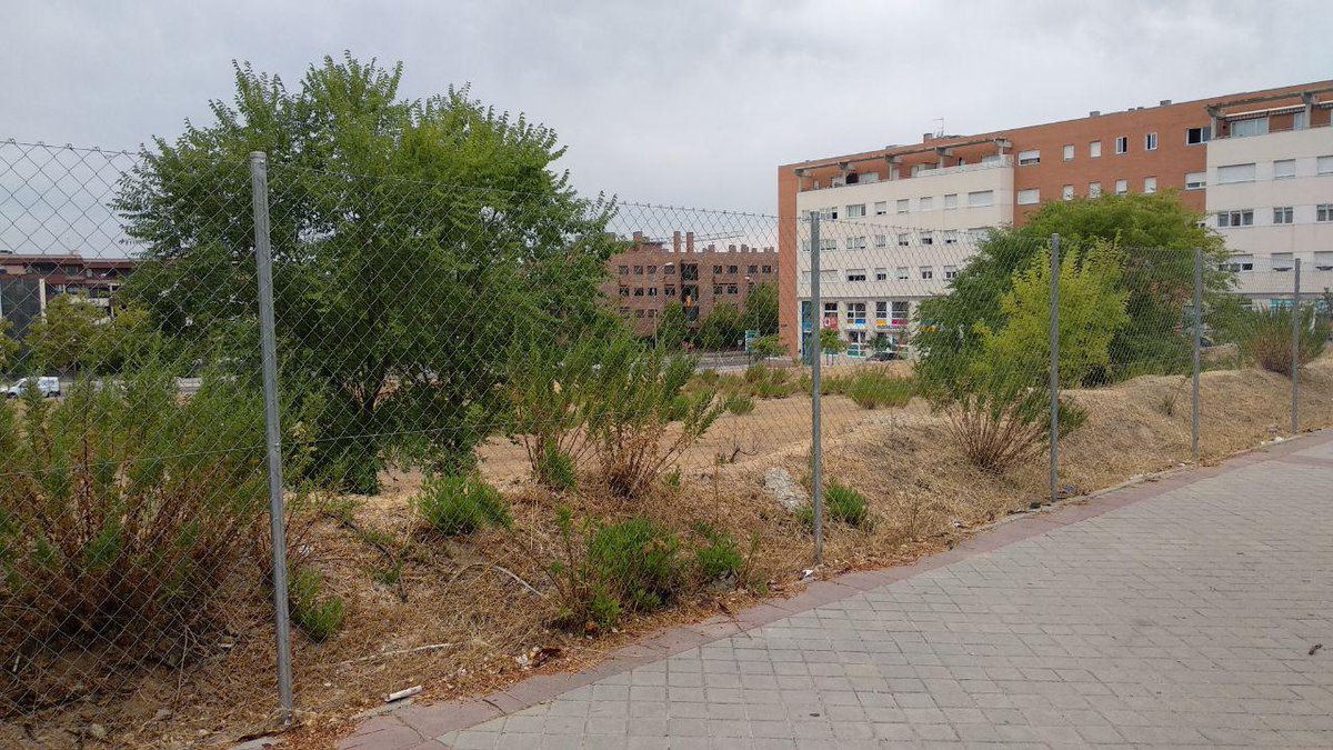 AVMontecarmelo's tweet photo. La parcela para el #CentroSalud de #Montecarmelo sigue sin actividad. La Consejería de Sanidad de la @ComunidadMadrid se comprometió a iniciar las obras entre abril y junio de este año. Sr. @angelgarridog, ¿lo tendremos acabado para 2019? Desde la @AVMontecarmelo creemos que no. https://t.co/pSFXFfJg7Z