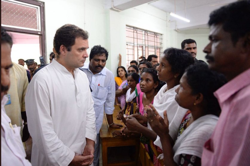 Congress4_India's tweet photo. கேரளா வெள்ள பாதிப்பில் தன் உடமைகளை இழந்து தவிக்கும் மக்களுக்கு ஆறுதல் கூறும் எங்கள் இளம் தலைவர்
#RGforKerala #RG #RAGA #CongressWithKerala #RGwithKerala #RGinKerala
#CongressSaveIndia #CongressSaveNation #RGsaveNation #RGsaveIndia
#WithRG #RGfor2019 #CongressFor2019 https://t.co/tm4N6uglYF