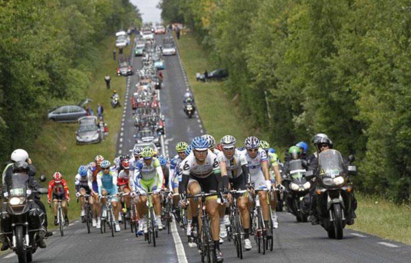 Nicolas Hulot a tort de dire que l'enjeu écologique n'est pas une priorité en France. Regardez : on arrive bien à faire le Tour de France à vélo* !

*Avec 300 véhicules suiveurs pour 180 cyclistes en course 
(Évidemment que ces véhicules sont nécessaires, mais le sont-ils TOUS ?)