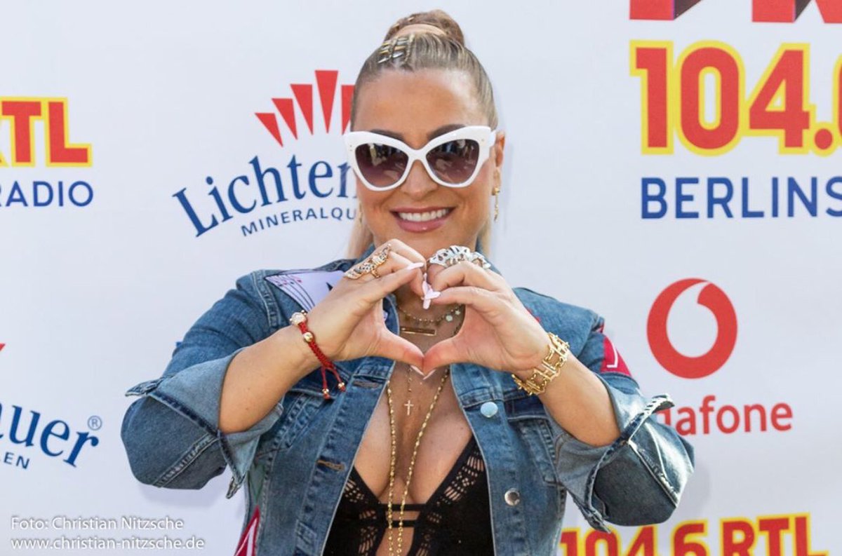 MyNamesANETA's tweet photo. Thank you sooo much for all the magnificent Evolution summer shows. You’re the best, @AnastaciaMusic! 💖 And you’re forever my happy place. Enjoy ur well deserved birthday-break & see you soon! ☺️💋
#EvolutionTour2018 https://t.co/1Coh7CtWTs