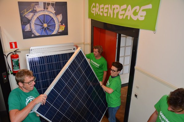 GreenpeaceEU's tweet image. One year
One @GreenpeaceEU roof  🏢
26 solar panels 🌞
5.3 Mwh ⚡️

WOW! That's enough to:

Light the Eiffel tower for 28 hours 💡
Run your fridge for 3.5 years 
Charge your mobile for 178 years 📱
Provide electricity to 1.5 average homes in a year 🏠