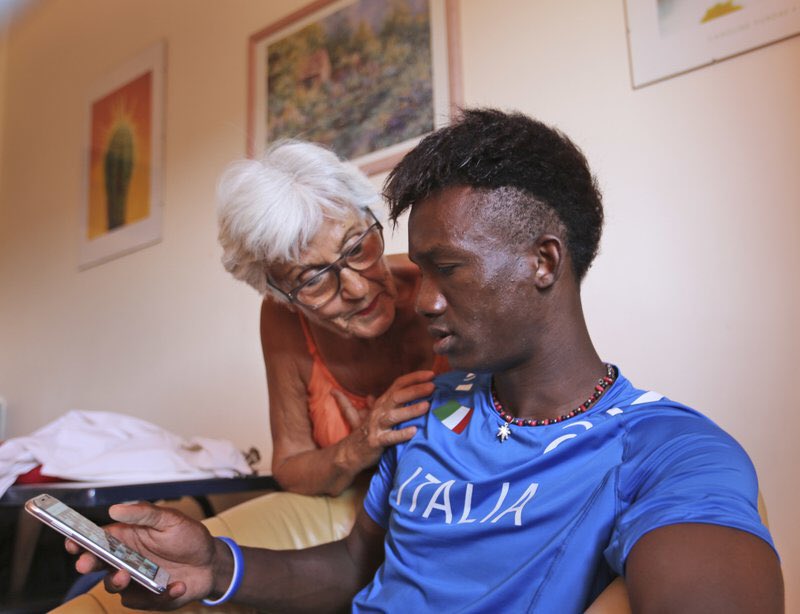 Refugees_it's tweet photo. Aprire le porte di casa ad un ragazzo neo maggiorenne arrivato in Italia come minore solo. È quello che ha fatto Barbara con Moriba, grazie al progetto @NeverAlone_IT. La loro storia sul New York Times: https://t.co/BJqSKljjuN https://t.co/1JeYZeHY8g