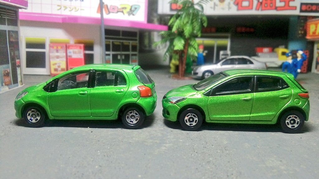 تويتر シュンテン على تويتر 緑の2台を比較してみた 05年のヴィッツと08年のデミオだ 非常によく似た色だがデミオ の方がラメが多く ヴィッツの方は緑が強い 私が以前愛用していたガラケーと同じ色だ T Co Nkhv9ouvov
