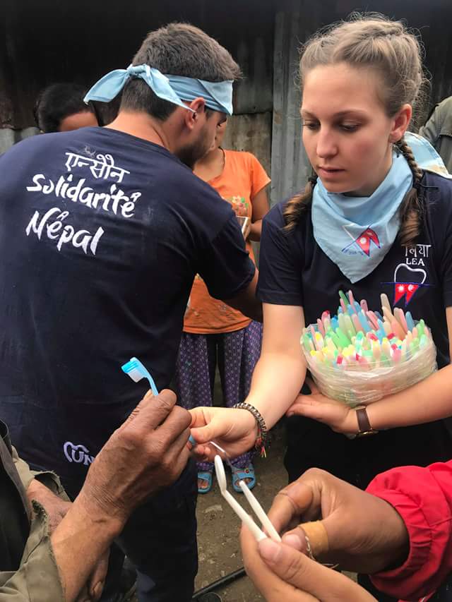 Maxi_Camp_Fr's tweet photo. Les bandanas by MC ont fait fureur pour la mission humanitaire des Dentaire Lyon au Népal !! 🇳🇵☺
Bravo à vous de participer à ce genre de mission, je pense que vous méritez la blinde de LIKE ! aller, aller !! 👍😉
Merci pour les photos vous êtes au top ! See you Soon !! ✌ https://t.co/aJNubYYQEo