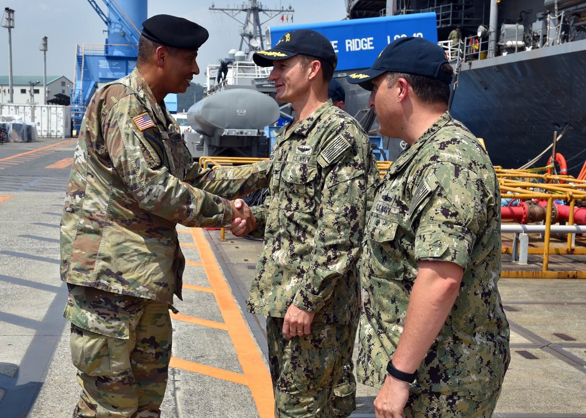 NavysFlagship's tweet image. Blue Ridge welcomed Commander U.S. Forces Korea, General Vincent Brooks for a visit aboard today. Brooks visited Blue Ridge to discuss responsibilities, operations and scheduled events within the 7th Fleet area of operations.

 #FinestintheFleet #NavysFlagship