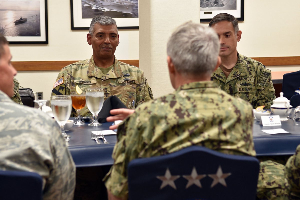 NavysFlagship's tweet image. Blue Ridge welcomed Commander U.S. Forces Korea, General Vincent Brooks for a visit aboard today. Brooks visited Blue Ridge to discuss responsibilities, operations and scheduled events within the 7th Fleet area of operations.

 #FinestintheFleet #NavysFlagship