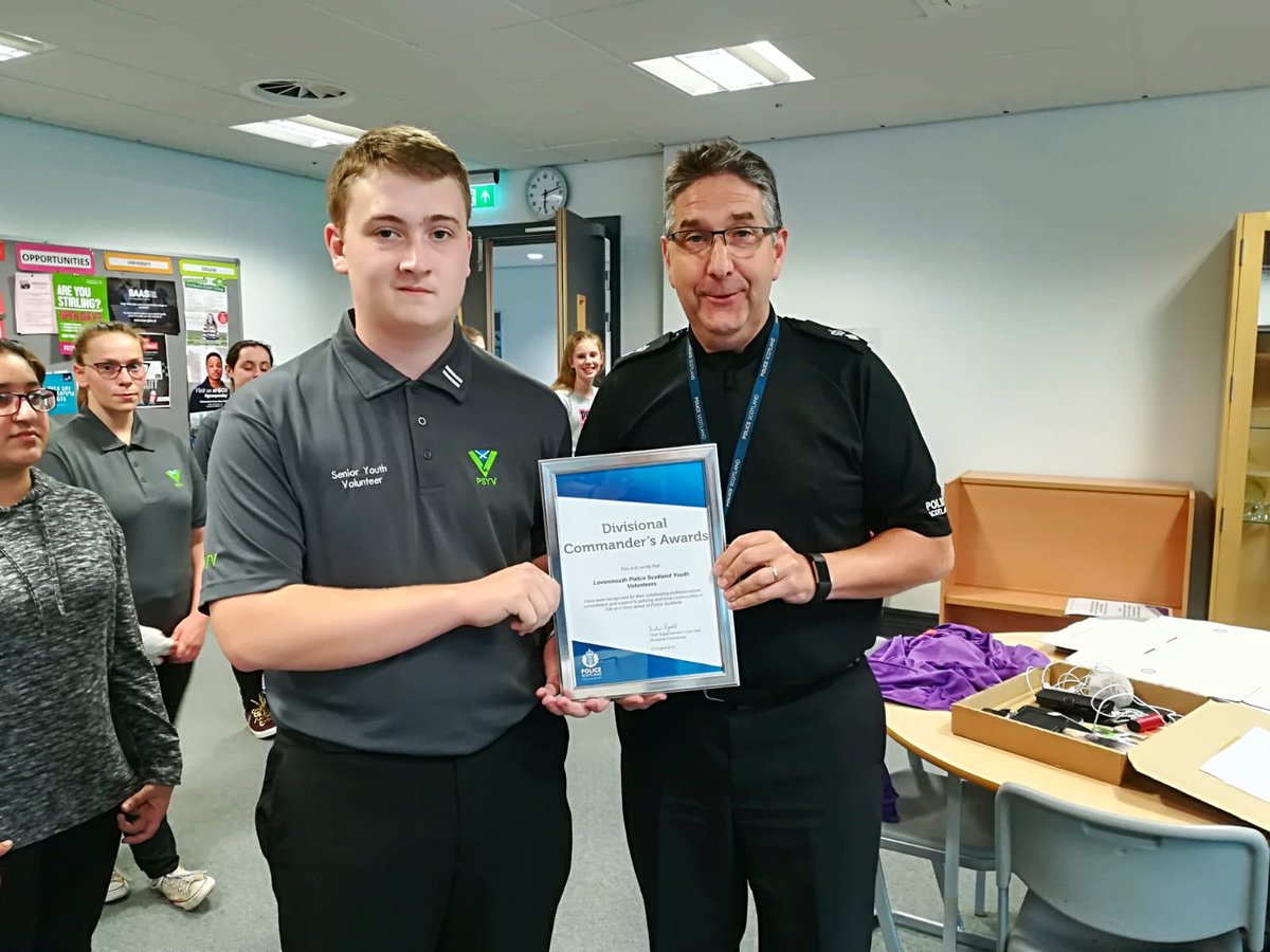 PSOSLevenmouth's tweet photo. Huge Congratulations to oor Richie and his team at Levenmouth @PolScotPSYV on receipt of their Divisional Commanders award for excellence!
#AbsolutelyBarrie
#WellDoneAll
#KeepUpTheGaidWork
#MonThePSYV https://t.co/RxU4xFLHq6