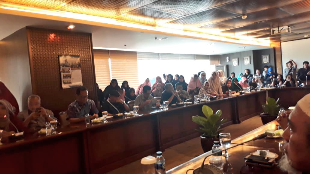 DPR_RI's tweet photo. Pimpinan DPR RI dan Anggota DPR RI menerima audiensi masyarakat menolak persekusi, Selasa, 28 Agustus 2018. #PimpinanDPR #HUT73DPR #73TahunDPR https://t.co/24DW0gnBqW