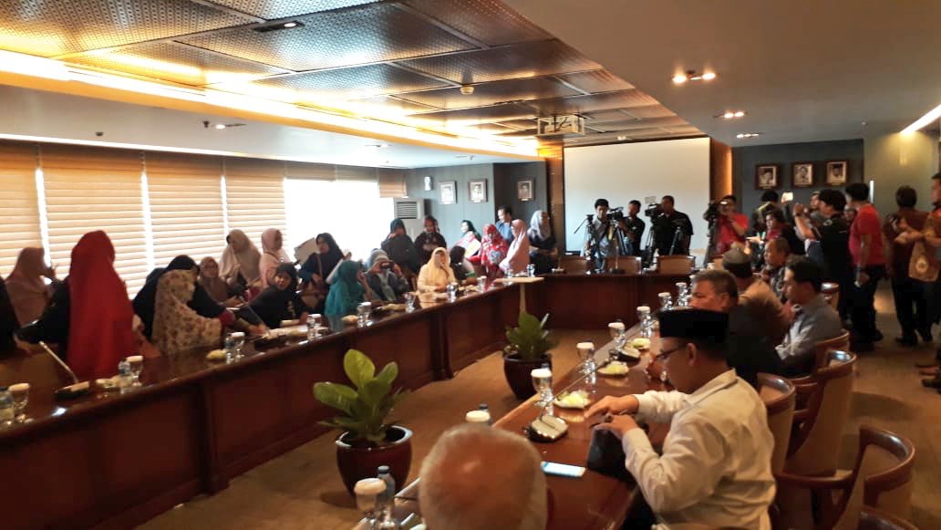 DPR_RI's tweet photo. Pimpinan DPR RI dan Anggota DPR RI menerima audiensi masyarakat menolak persekusi, Selasa, 28 Agustus 2018. #PimpinanDPR #HUT73DPR #73TahunDPR https://t.co/24DW0gnBqW