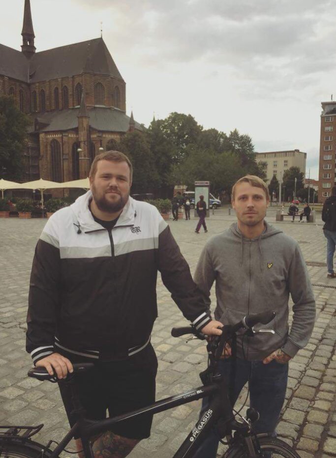 Der Familie &amp; den Freunden von Daniel H. wünschen wir viel Kraft. Alle Menschen,die Messer ziehen&amp;Leute aufgrund von Streitigkeiten abstechen,sind erbärmliche Arschlöcher. Allen,die das was passiert ist nutzen,um rassistische Stimmung anzuheizen,wünschen wir die Pest an den Hals.