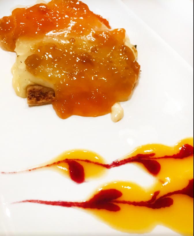 Hoy de postre, tarta de manzana sobre fondo de hojaldre caramelizado y crema de leche, ¡porque nos lo merecemos!.
¡Feliz martes!