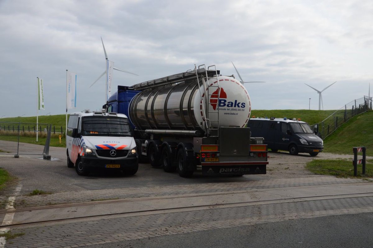 martindrent's tweet photo. Het protest van @Klimaatactie is nu echt begonnen. Optocht richting tankenpark Farmsum, waar ondertussen al om de vijftig meter politie-agenten staan #zitactie #CodeRood #rtvnoord 📸@cwbbakker https://t.co/5giGVu8ClN