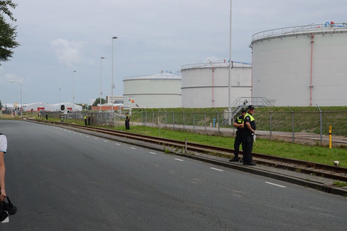 martindrent's tweet photo. Het protest van @Klimaatactie is nu echt begonnen. Optocht richting tankenpark Farmsum, waar ondertussen al om de vijftig meter politie-agenten staan #zitactie #CodeRood #rtvnoord 📸@cwbbakker https://t.co/5giGVu8ClN