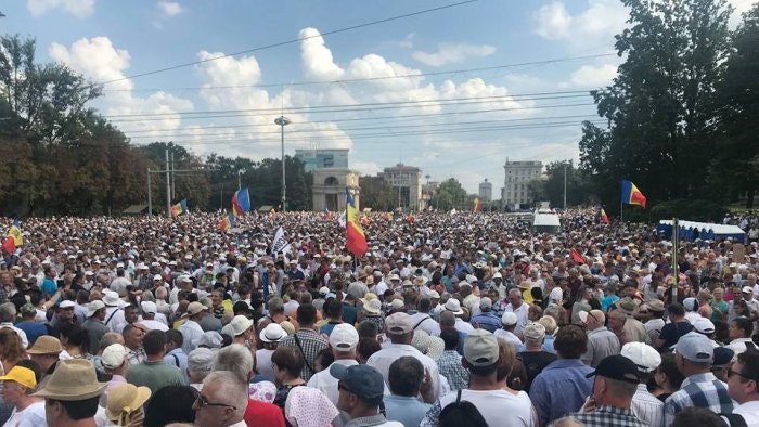 X_net_'s tweet photo. Una vez más la gente se autoorganiza para salir a la calle por la democracia y contra la corrupción y una vez más el gobierno responde a palos.

Imágenes de las protestas en Moldavia
#occupyguguta #protestpermanent https://t.co/eDCEYfELab