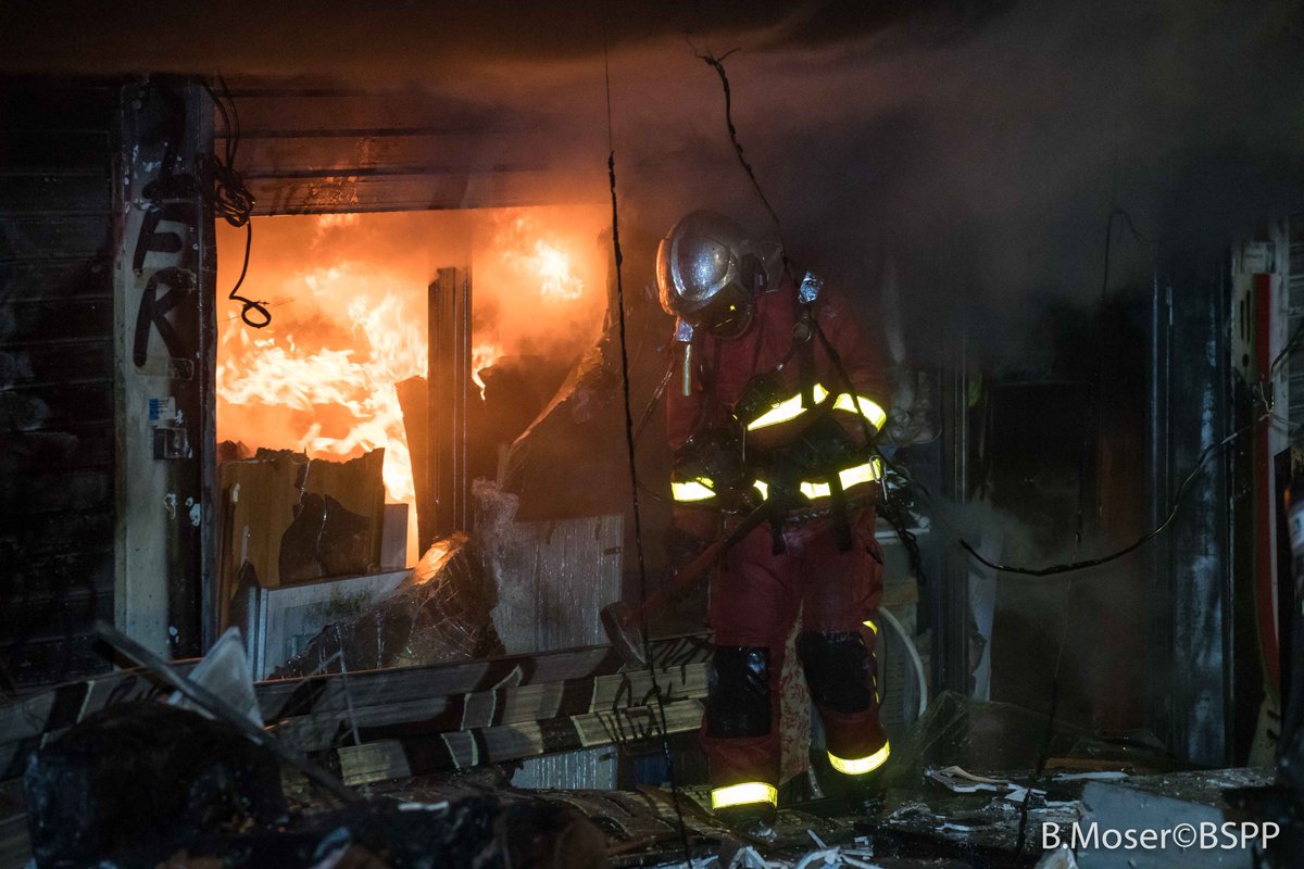 PompiersParis's tweet photo. #intervention Cette nuit, les pompiers de Paris sont intervenus aux #PucesDeSaintOuen pour un feu dans un ensemble commercial et de stockage de 800m². Un renfort incendie est demandé afin de mettre en place un dispositif hydraulique important. le feu n'a fait aucune victime 🚒 https://t.co/z3Ro1CouXd
