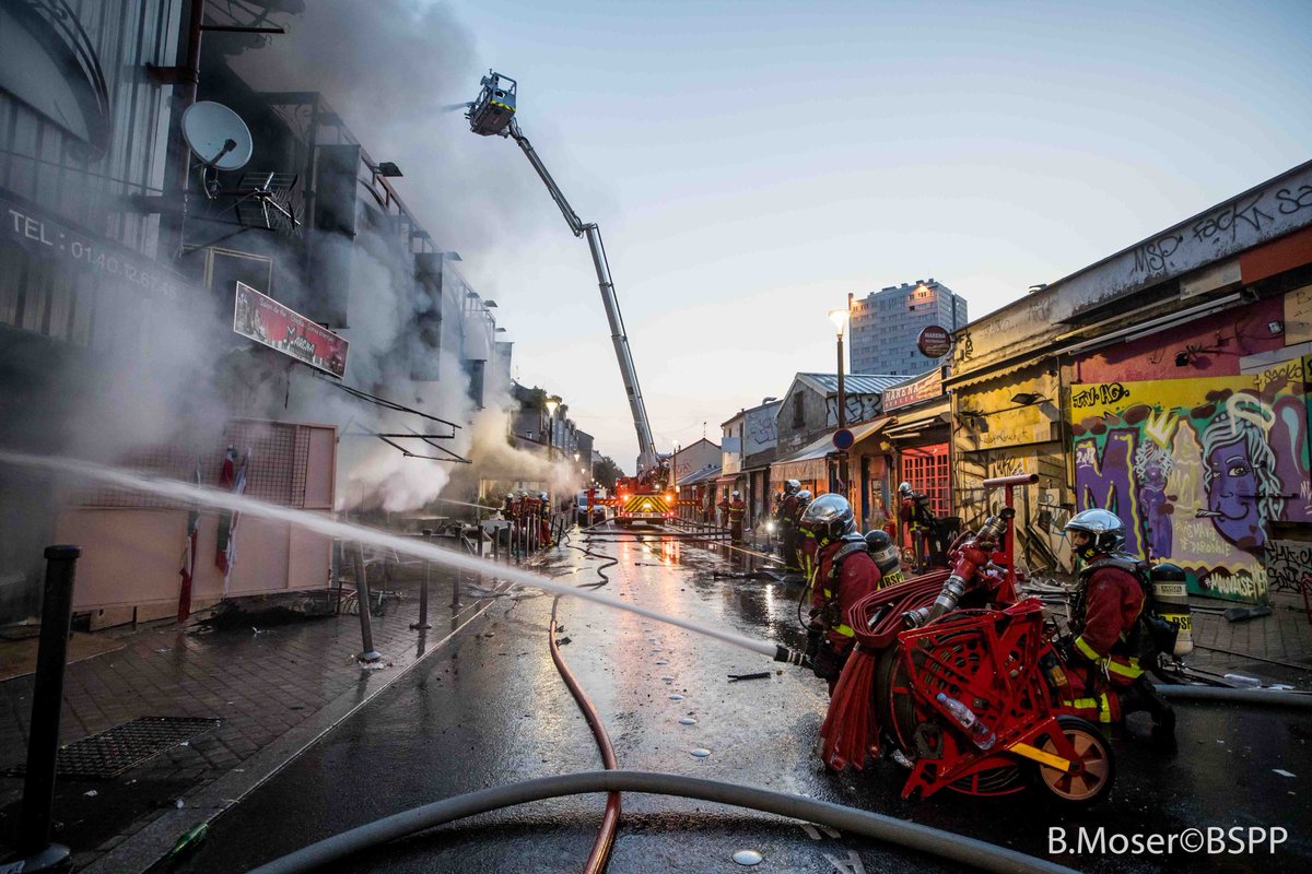 PompiersParis's tweet photo. #intervention Cette nuit, les pompiers de Paris sont intervenus aux #PucesDeSaintOuen pour un feu dans un ensemble commercial et de stockage de 800m². Un renfort incendie est demandé afin de mettre en place un dispositif hydraulique important. le feu n'a fait aucune victime 🚒 https://t.co/z3Ro1CouXd