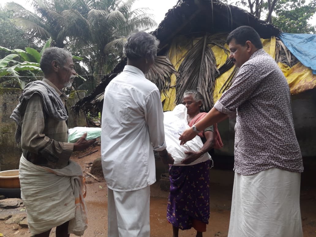 ssssoindia's tweet photo. #LoveinAction #SSSSOIndia Grocery kits and basic clothes for 2 weeks being packed and distributed to people returning home after floods in Patthanamthitta and other parts of Kerala,more than 5000 distributed #KeralaFloodRelief #AfterReturn #LoveAllServeAll https://t.co/i42DiQTnx5