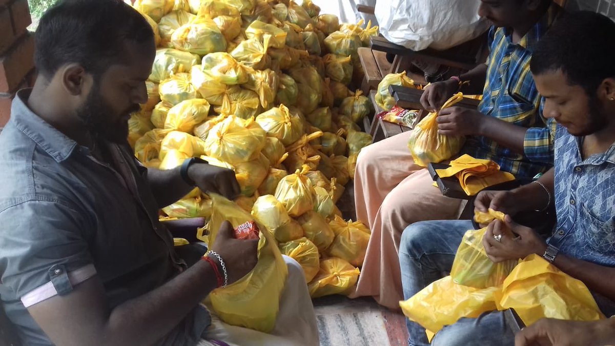 ssssoindia's tweet photo. #LoveinAction #SSSSOIndia Grocery kits and basic clothes for 2 weeks being packed and distributed to people returning home after floods in Patthanamthitta and other parts of Kerala,more than 5000 distributed #KeralaFloodRelief #AfterReturn #LoveAllServeAll https://t.co/i42DiQTnx5